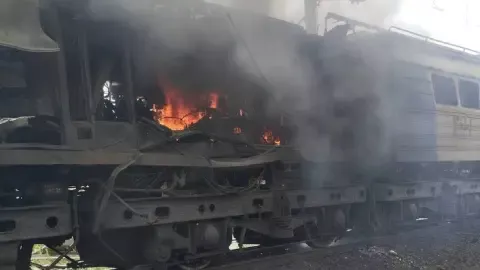 Атака на електровоз. Фото: Мінрозвитку