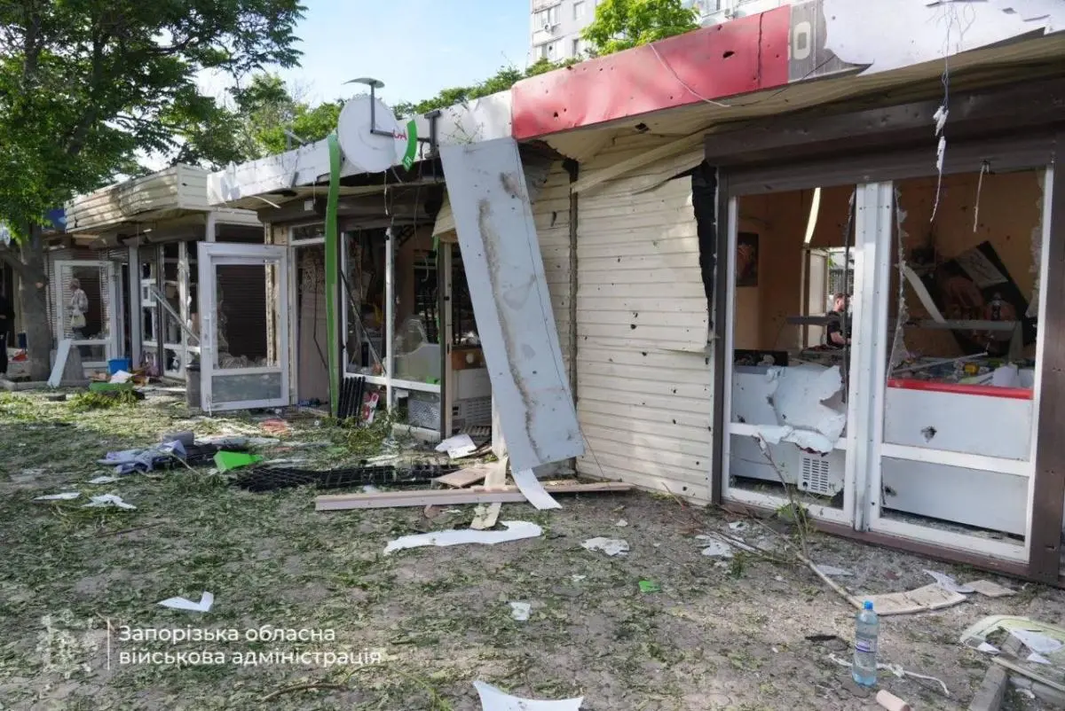 Росіяни також вдарили по торговельних кіосках. Фото: Запорізька ОВА