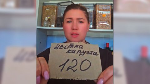 Продавчина та цінник. Колаж: Українські Новини