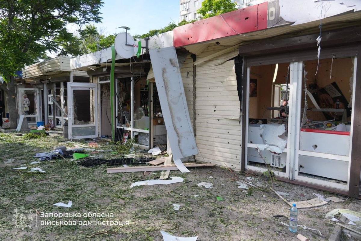 Росіяни також вдарили по торговельних кіосках. Фото: Запорізька ОВА