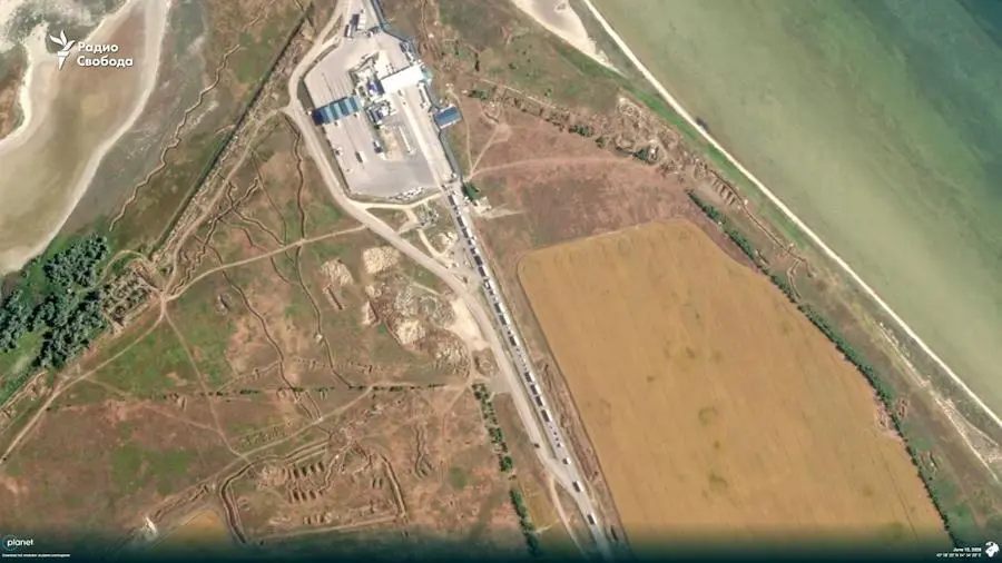 A line of cars and trucks from the Crimean side in the direction of the Chonhar Bridge. Photo: Radio Liberty.