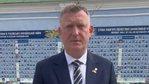 Міністр оборони Латвії Райвіс Мелніс  у Києві. Фото: скріншот відео