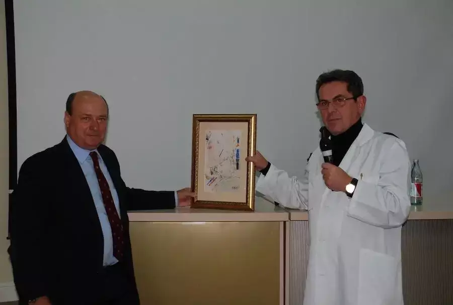 Професор Роджер Мі (Roger B.B. Mee) — видатний дитячий серцево-судинний хірург, один із найвідоміших світових фахівців у галузі хірургії вроджених вад серця.