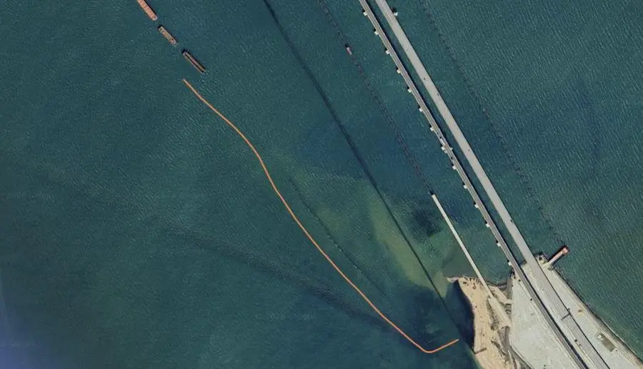 Захисні споруди в районі Кримського мосту. Фото: скріншот мапи сервісу Google Maps.