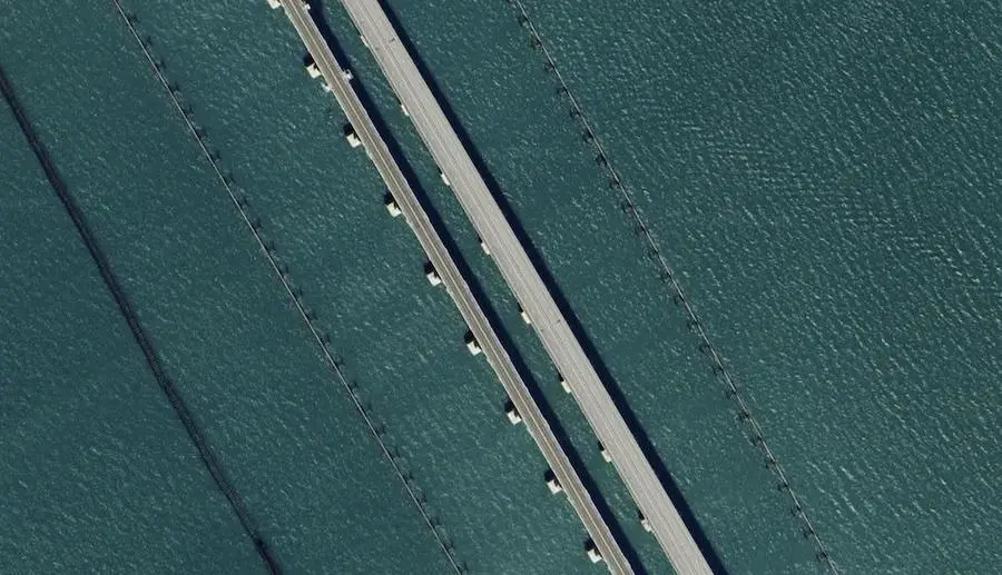 Захисні споруди в районі Кримського мосту. Фото: скріншот мапи сервісу Google Maps.