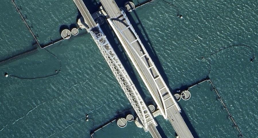 Захисні споруди в районі Кримського мосту. Фото: скріншот мапи сервісу Google Maps.