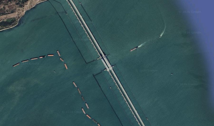 Захисні споруди в районі Кримського мосту. Фото: скріншот мапи сервісу Google Maps.