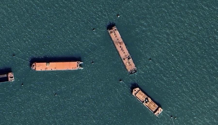 Захисні споруди в районі Кримського мосту. Фото: скріншот мапи сервісу Google Maps.
