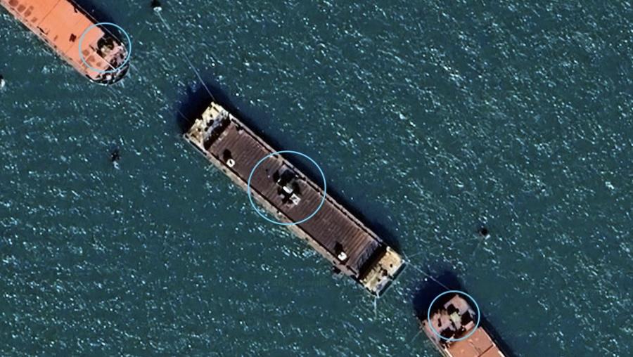 Захисні споруди в районі Кримського мосту. Фото: скріншот мапи сервісу Google Maps.