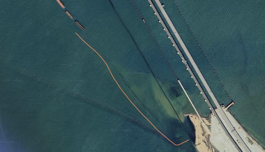 Захисні споруди в районі Кримського мосту. Фото: скріншот мапи сервісу Google Maps.