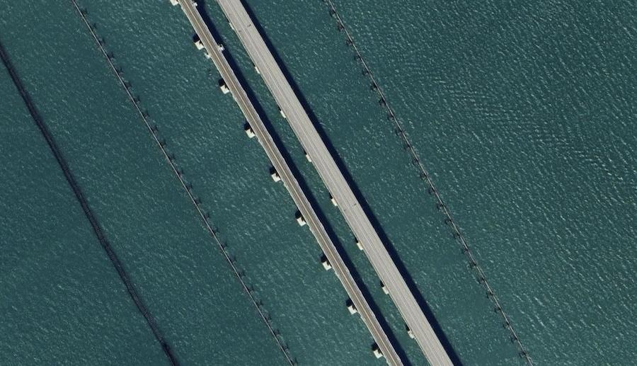 Захисні споруди в районі Кримського мосту. Фото: скріншот мапи сервісу Google Maps.