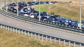 Russian tourists and military leave Crimea en masse due to Ukraine's strikes. Photo: Engage.