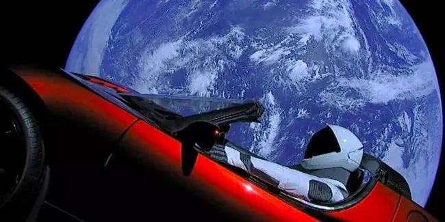 Серед найдивніших витівок Маска — запуск у космос червоного Tesla Roadster із манекеном Starman