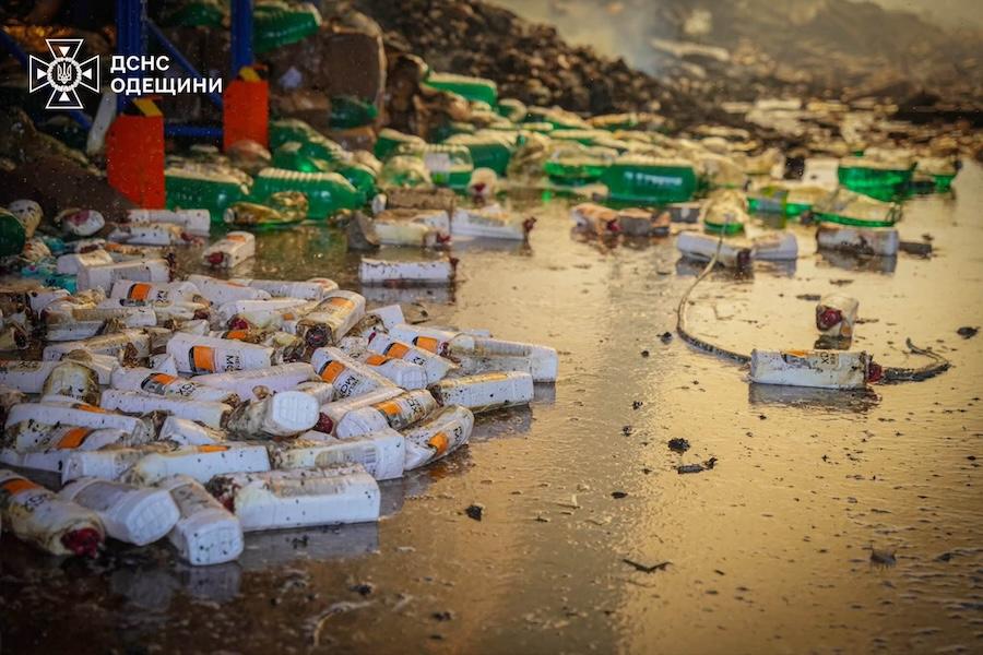 Наслідки ракетного удару окупантів по Одесі. Фото: ДСНС України.
