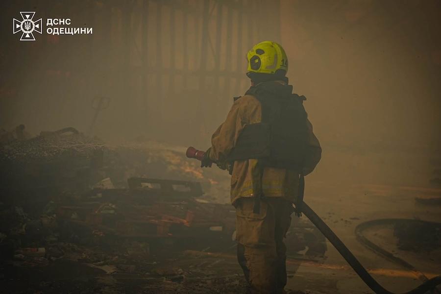 Наслідки ракетного удару окупантів по Одесі. Фото: ДСНС України.