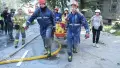 Спасатели ГСЧС эвакуируют раненого после российского удара по Дарницкому району Киева. Фото: ГСЧС