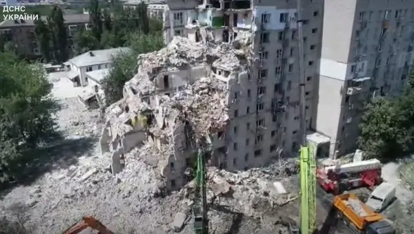 Руйнування зазнав будинок у Києві через атаку РФ 2 липня. Фото: ДСНС України