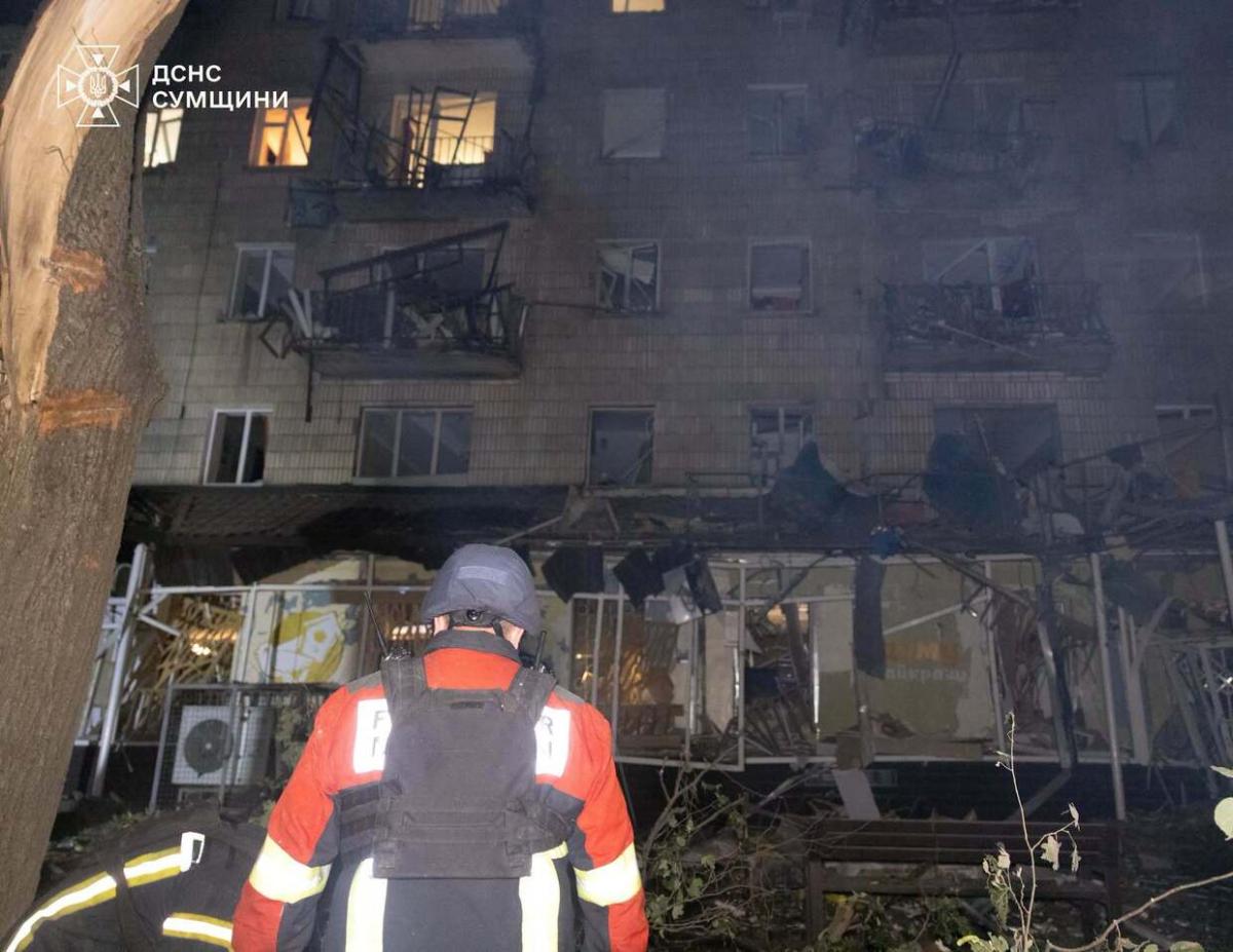 Росіяни вдарили по центру міста Суми. Фото: ДСНС Сумщини