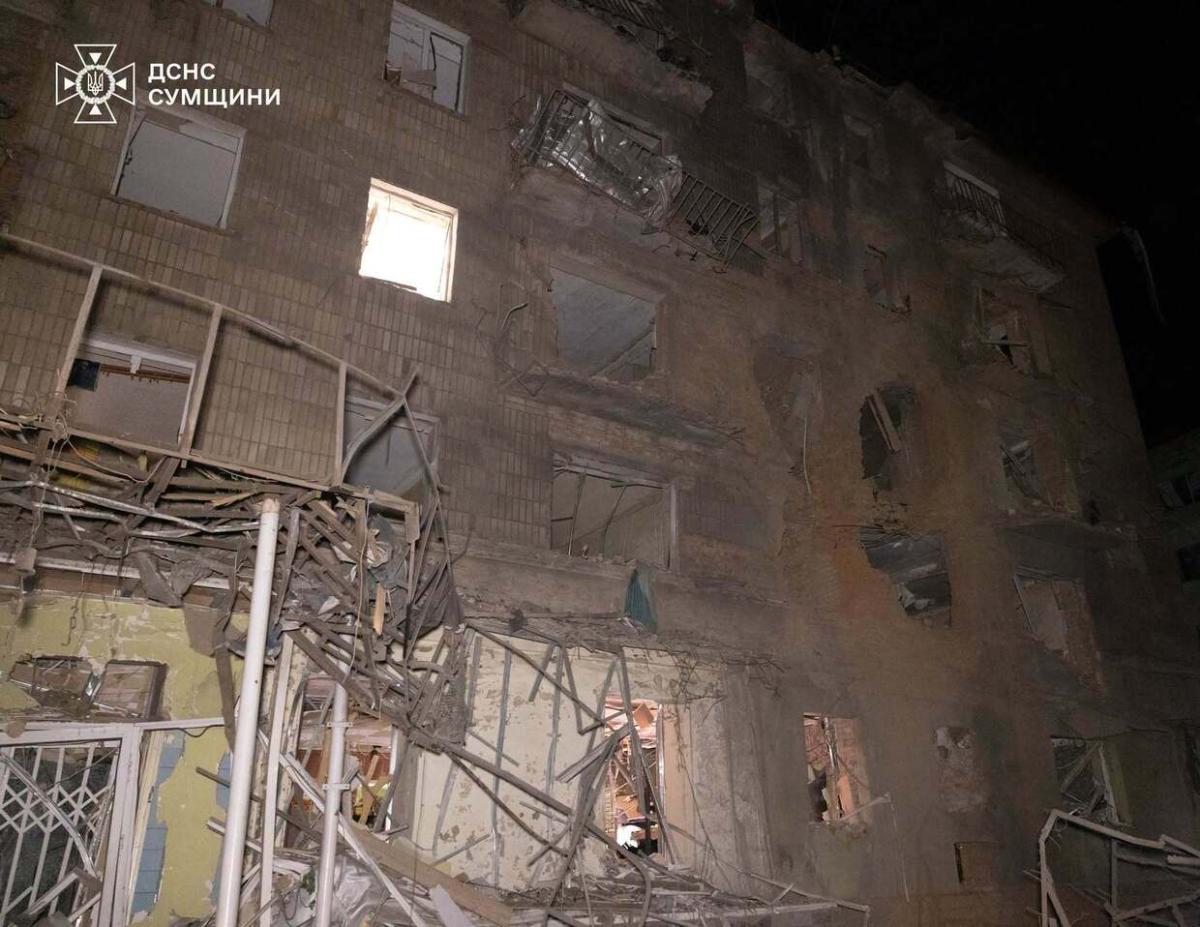 Руйнація будівлі через атаку РФ. Фото: ДСНС Сумщини