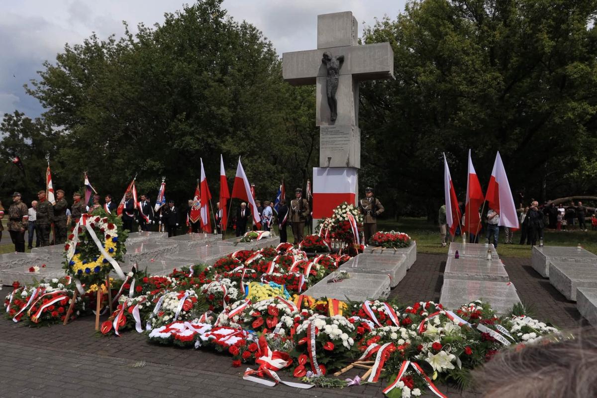 Пам'ятник жертвам Волинської трагедії у Варшаві. Фото: Посольство України в Польщі