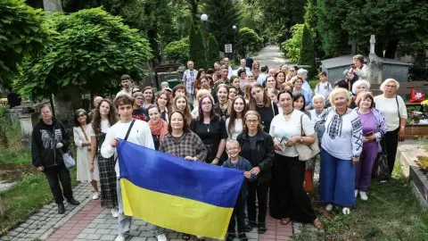 Екскурсія на Личчаківське кладовище, зокрема, на могилу Фаріон. Фото: Софія Особа