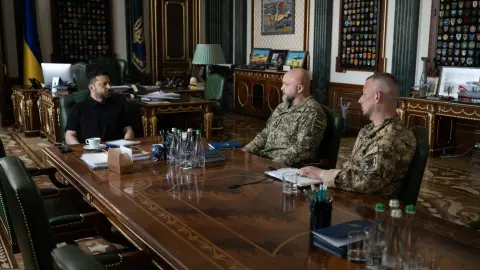 Зеленский анонсировал "ключевые переговоры" с военными про окончание войны