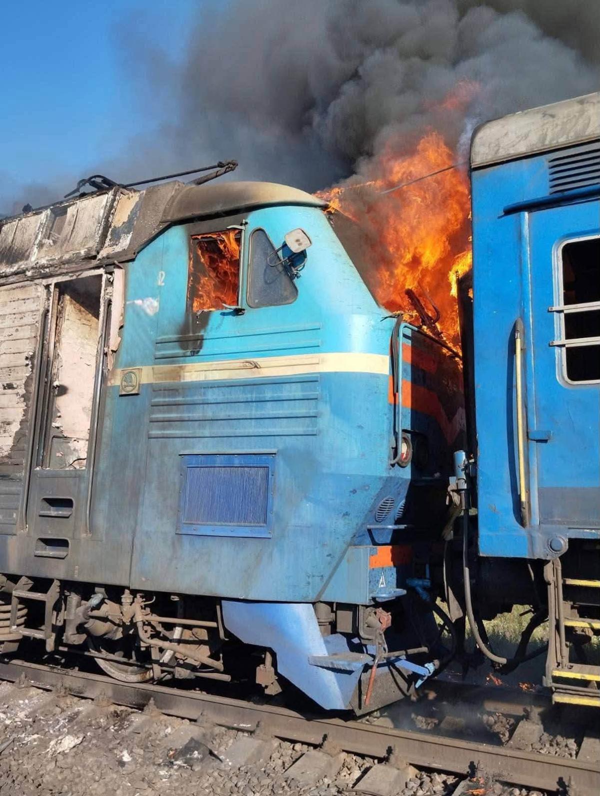 Наслідки удару РФ по поїзду. Фото: Укрзалізниця