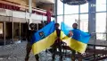Скриншот из видео, на котором якобы военные «Скалы» демонстрируют украинский флаг с Сирским и Зеленским в Константиновке
