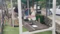 В Крыму начали обустраивать пункты приготовления пищи во дворах домов. Скриншот из видео.