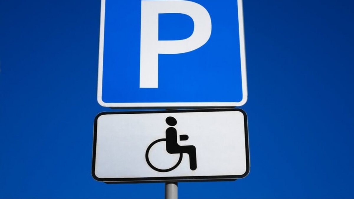 Можно будет эвакуировать автомобили, занимающие места для инвалидов. Фото: YouTube