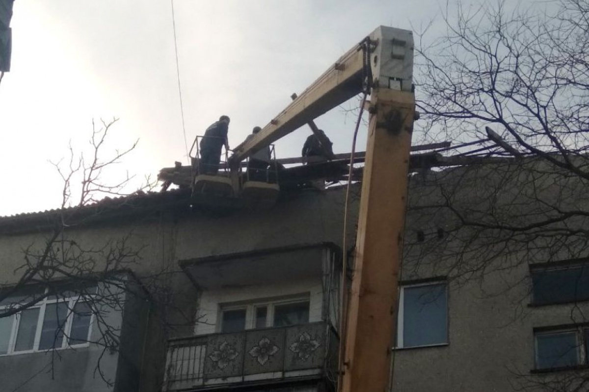 В Одесской области штормовым ветром сорвало крышу пятиэтажки