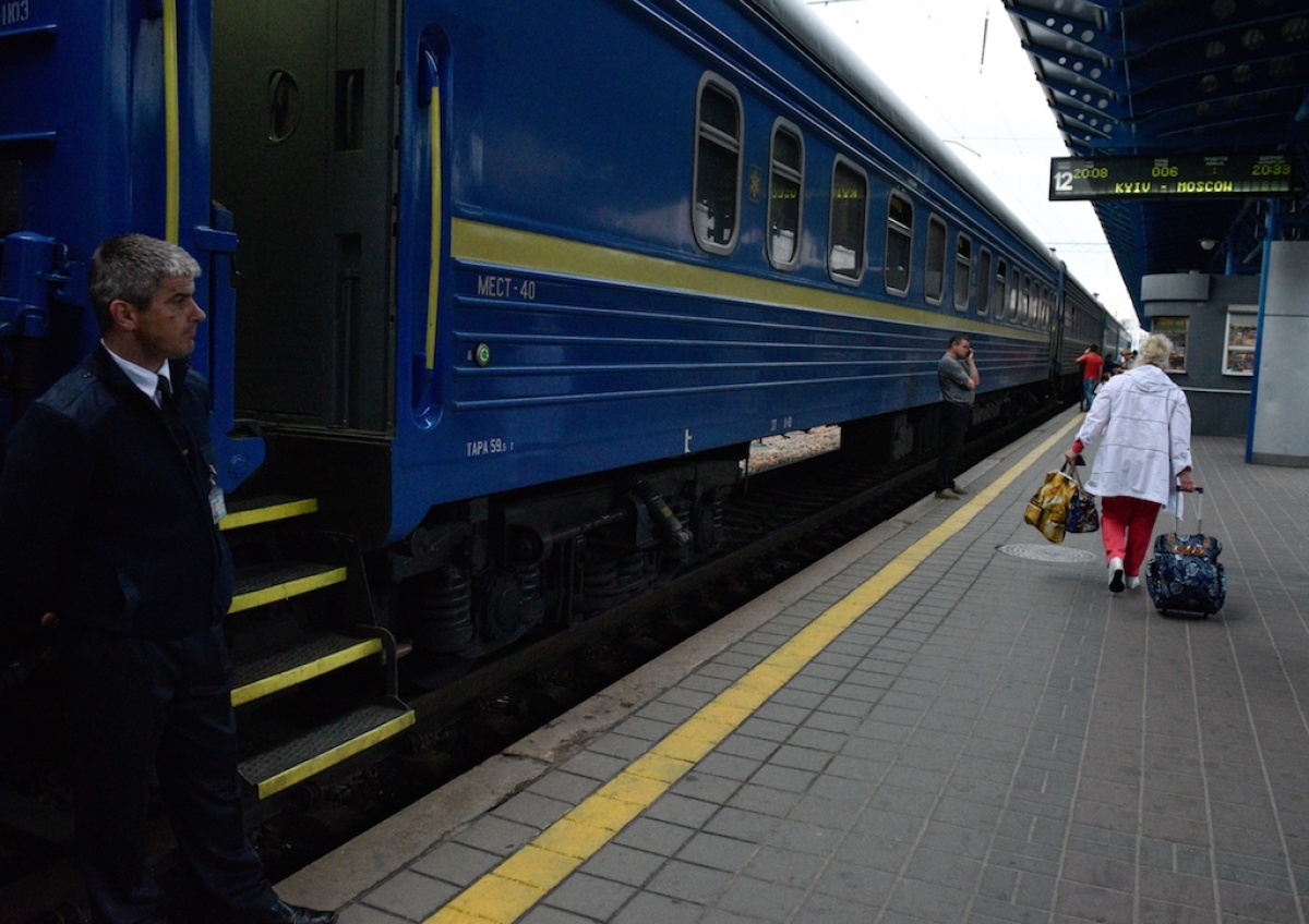В Киевской области погиб военный из-за падения с поезда