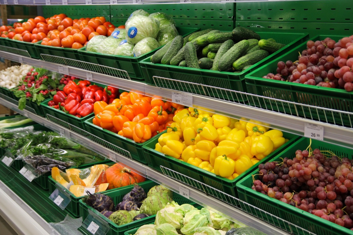 Рынок свежих фруктов. Прилавок с овощами и фруктами. Фрукты на прилавках магазинов. Выкладка овощей. Овощи и фрукты в супермаркете.