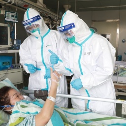 A recovering pneumonia patient gives a thumbs-up to medical workers at Wuhan University's Zhongnan Hospital, on Jan 30, 2020. Photo China Daily/Gao Xiang