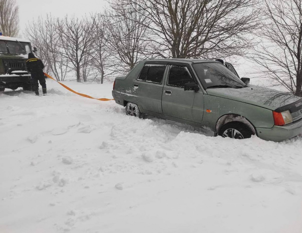 Фуры продолжают стоять в снегу под Одессой. Где еще ограничено движение транспорта