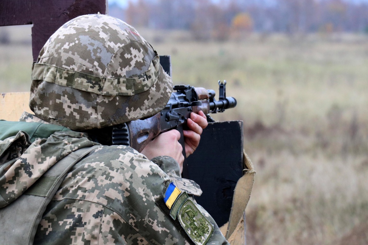 8 украинских военных ранены и 2 травмированы в результате обстрелов боевиков на Донбассе