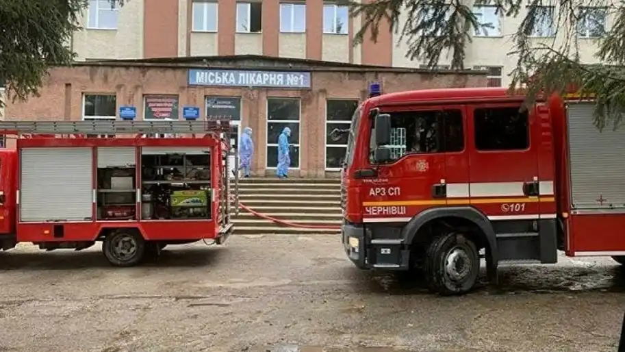 Бригады пожарных возле здания больницы в Черновцах. Фото: ria.ru