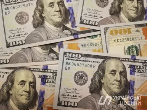 Долар на міжбанку у вівторок подешевшав на 4 копійки