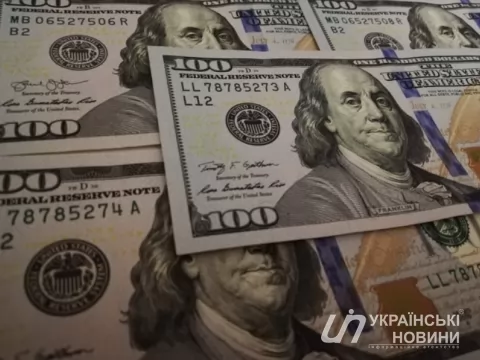 Доллар на межбанке в среду подешевел на 17 копеек