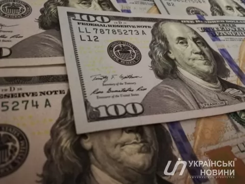 Долар на міжбанку в понеділок подешевшав на 11 копійок