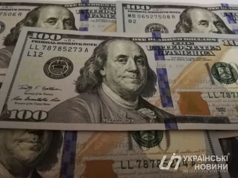 Курс долара падає