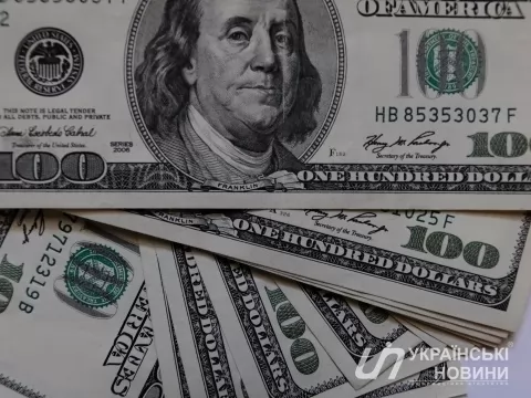 Долар на міжбанку в середу незначно подешевшав