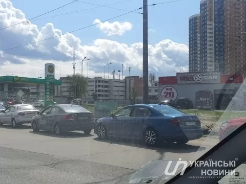Черга за бензином на АЗС у Києві. Фото: Українські Новини