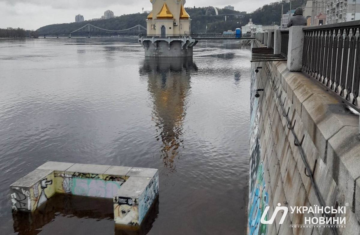 У Києві підтопило набережну на лівому березі. Фото: Українські Новини