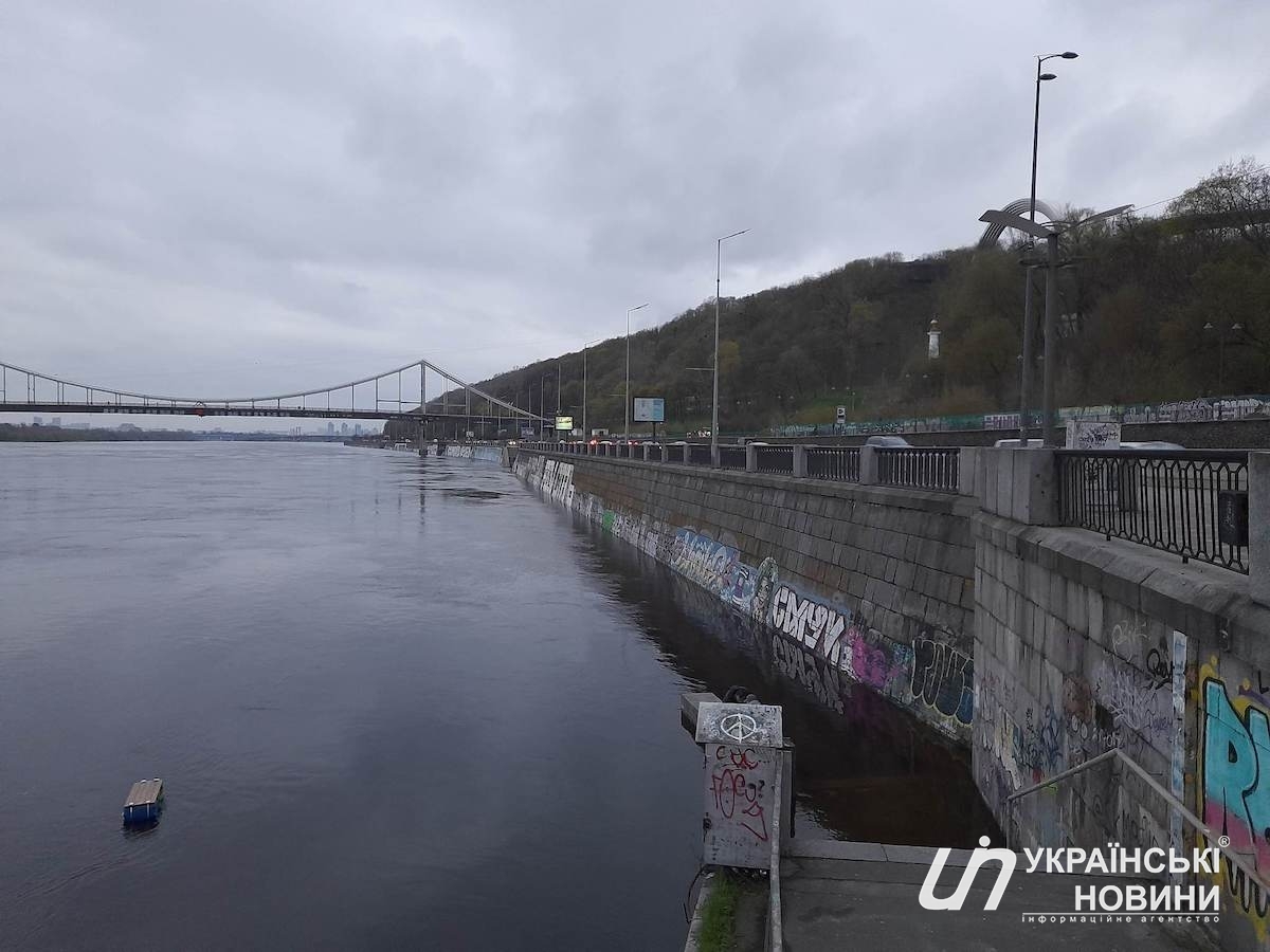 У Києві підтопило набережну на лівому березі. Фото: Українські Новини