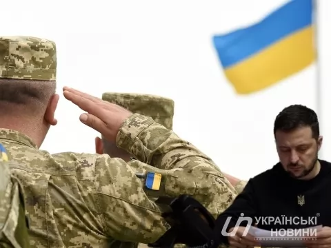 Зеленський не підписує півроку закон про зменшення призовного віку. Український колаж