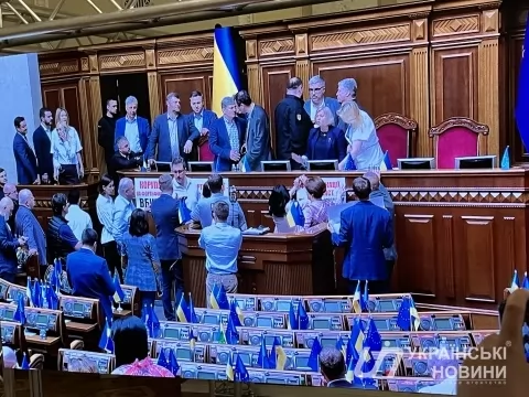 Блокування трибуни Ради 21 травня. Українське Фото