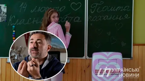 Игорь Смелянский на фоне рекламного постера Укрпочты. Коллаж: УН