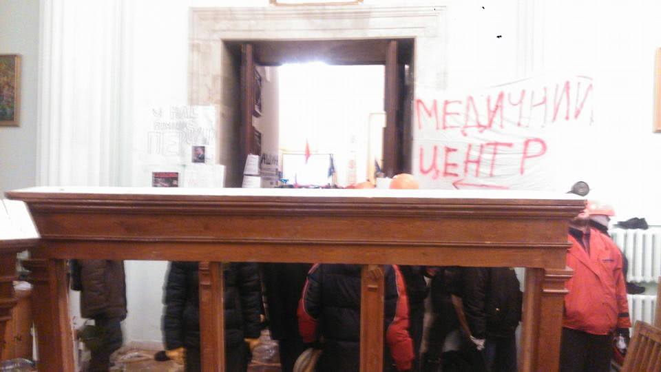 Митингующие баррикадируются