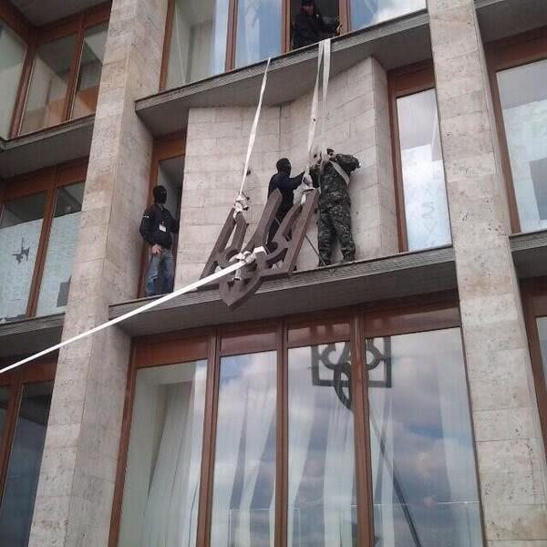 демонтаж герба Украины